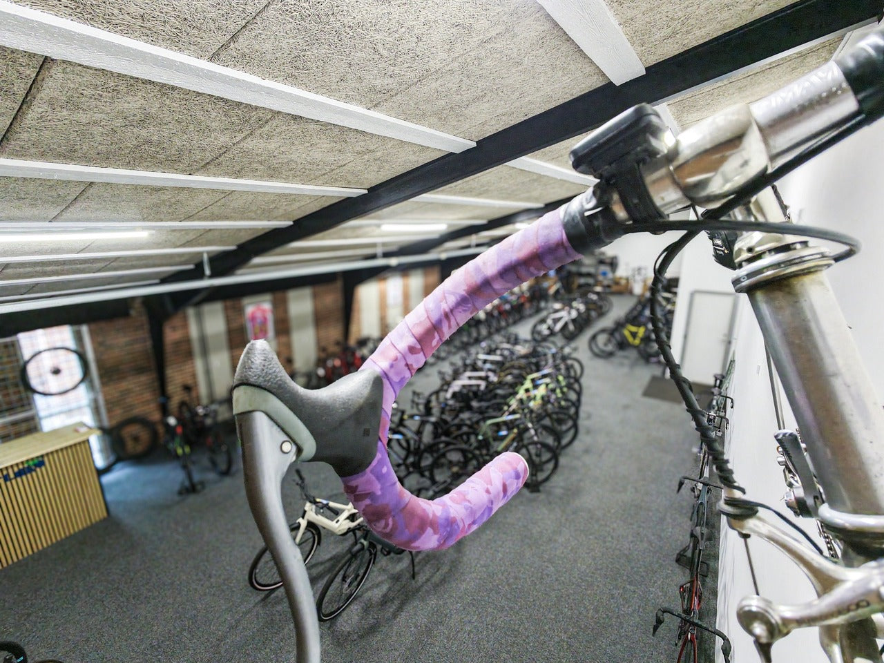Udsigt gennem styret på en cykel i Bike4Sport-butikken